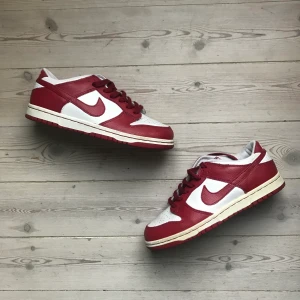 Nike Dunk Low varsity red/white - Slutsåld 