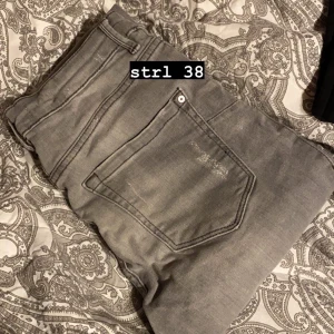 jeans  - legat i min garderob 100 år och kommer ej till användning 