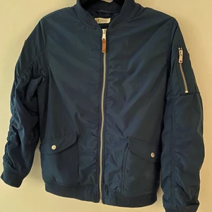 Bomberjacka 146/152 - Snygg bomberjacka i stl 146/152. Fin men använt skick!