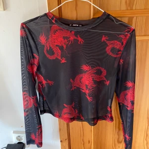 Meshtop  - Meshtop med drakar på storlek M men mer som en S, köpt från Shein men aldrig använd, 100kr fraktkostnaden är inte inräknad 🥰