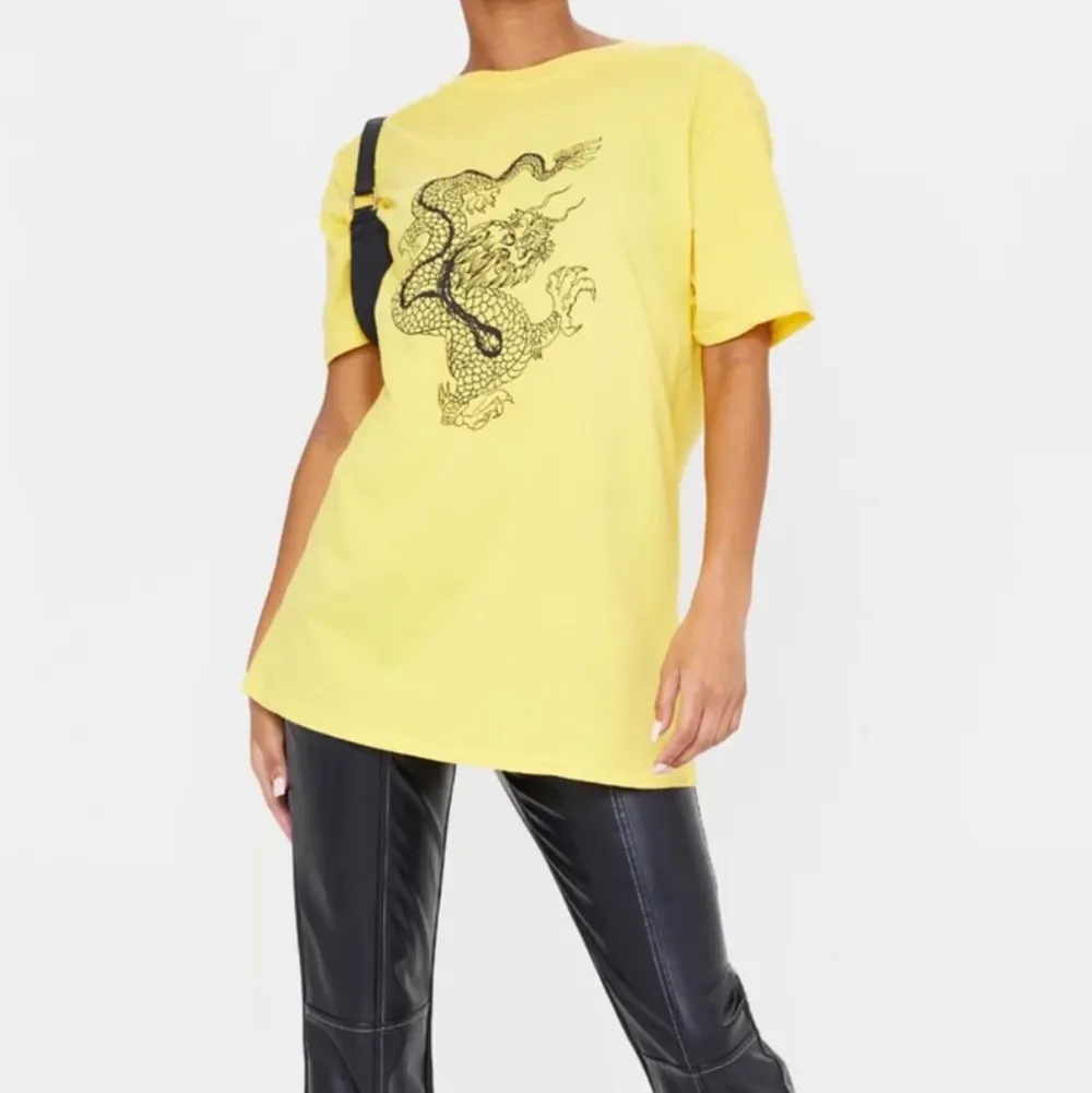 As ball gul t shirt med ett tryck på en drake i strl S från PLT. Aldrig använd & alla lappar kvar, säljer då den inte passade mig! (Säljer även en likadan fast i vit). T-shirts.