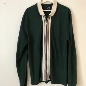Stussy zip shirt strl L - En favorit. Tröja från Stussy. Sparsamt använd och mycket gott skick. Storlek L.