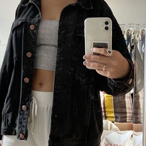 Oversized Jeans jacka - svart, oversized jeans jacka från monki. nästan aldrig använd. (original pris: 400kr)                     