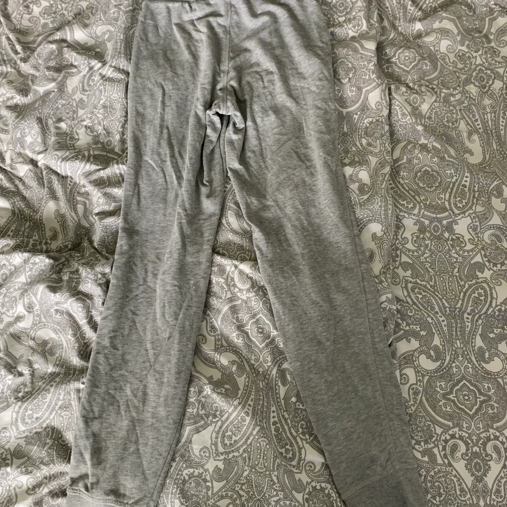 Ett par gråa mjukisar från HM i storleken XS, aldrig använd är i ett fint skick. 75kr +frakten 👍🏽. Jeans & Byxor.