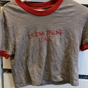 Hej jag säljer denna t-shirten från Guess. Den är köpt i USA för 2 år sedan och är använd men ser typ ny ut. Jättefin men passar tyvärr inte längre. Nypris ca 280kr.