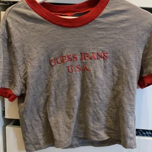 Guedes t-shirt - Hej jag säljer denna t-shirten från Guess. Den är köpt i USA för 2 år sedan och är använd men ser typ ny ut. Jättefin men passar tyvärr inte längre. Nypris ca 280kr.