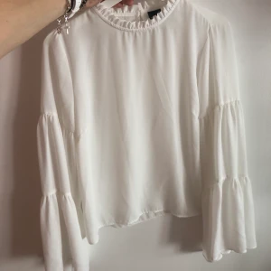 Blus - Blus med vida armar. Använd 1 gång.