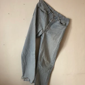 Vintage avklippta Jeans från Levis - Ljus härlig tvätt. Hål i vänster innerficka annars gott skick. Storlek 36/32.