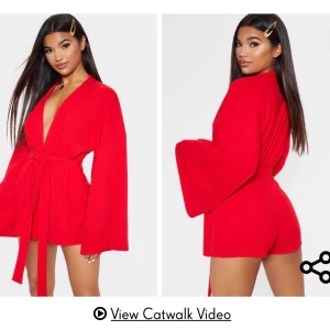 Röd playsuit - Röd playsuit som aldrig använts. Tagg och allt finns kvar. Den är i storlek S/ UK8. Den passar men satt inte lika fint på min kropp.