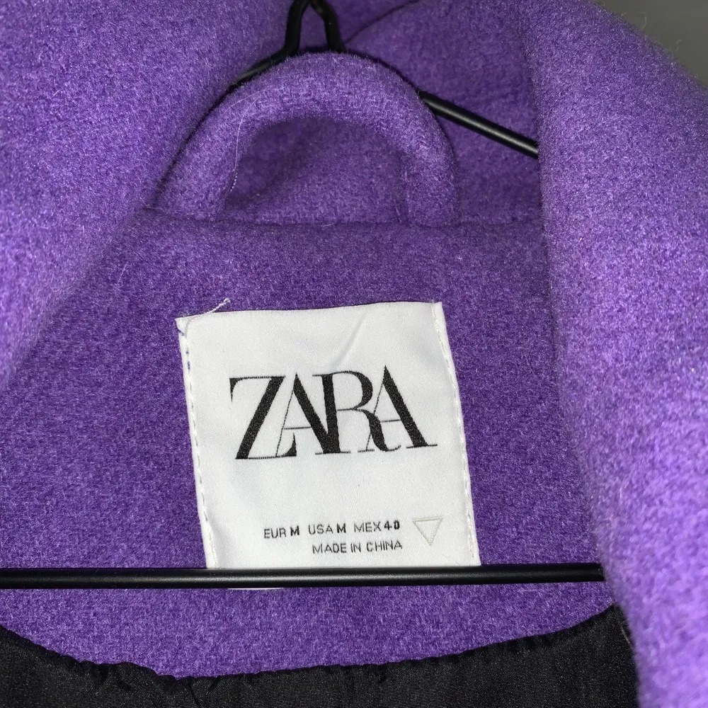Snygg oversized jacka från zara i en cool lila färg, aldrig använd, storlek M. Jackor.