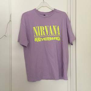 Jättefin tisha med Nirvana tryck från HM i storlek S. Den är använd ett fåtal gånger och den är nytvättad så därför är den lite skrynklig på bilden, men i mycket fint skick⛓