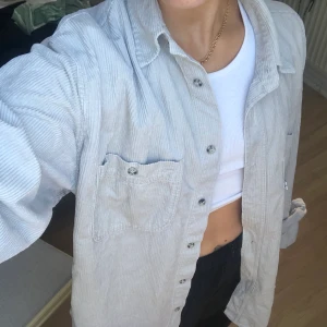 Vintage Manchester skjorta Levis  - Oversized Levis skjorta köpt second hand. Beige Manchester material