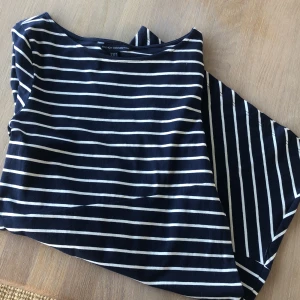 Fin randig bodycon klänning från French Connection - Stl S, kortare kroppsnära modell. Fin.