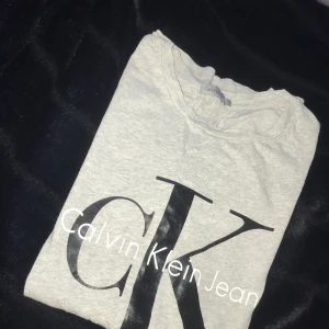 Helt ny Calvin Klein t-shirt  - Säljer denna nya toppen från calvin klein! Vid mer intresse är det bara att höra av sig! 😌❤️