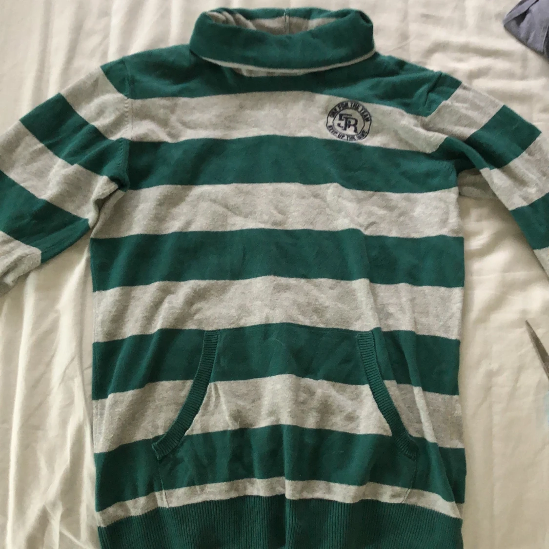 Randig polotröja med ficka