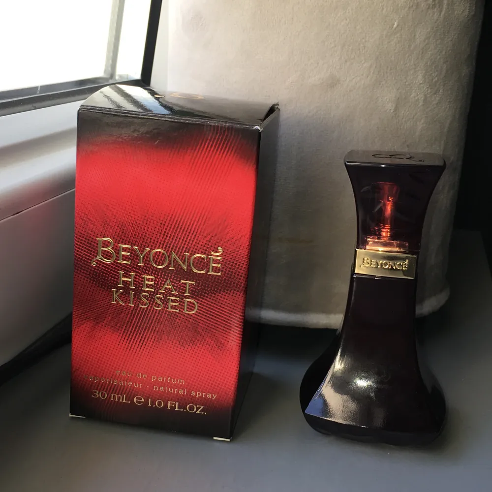 Oanvänd parfym, har sprutat den en gång endast för att lukta på den annars helt oanvänd. Säljer för 50kr. Perfume.
