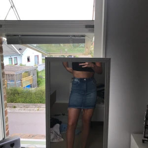 Jeans kjol från zara - Super fin jeans kjol från zara. Knappt använd, sitter sååå fint i rumpan. Säljer för att dom blivit för små. Köparen står för frakten. Kan mötas upp i lund. Priset kan diskuteras