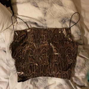 Linne från H&M storlek: xs - Jätte fint linne med leopardtryck från hm, har aldrig använt och den har bara legat i garderoben. 