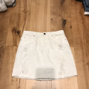 H&M - Vit jeanskjol från h&m, storlek: 34