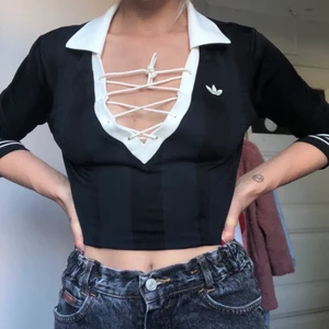 ADIDAS TOPP - Lägger upp denna pärlan på budgivning!! Denna supersnygga toppen som passar både till vardags och vid festligheter☺️ storlek 34. Kan mötas upp i Örebro eller frakta🥰  BUDGIVNING i kommentarsfältet!🧚🏼‍♀️🧚🏼‍♀️🧚🏼‍♀️