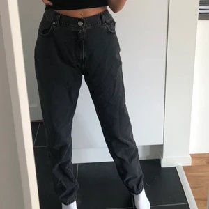 Jeans från bikbok - Skitsnygga jeans från bikbok, köpa för över ett år sen men använda max 2 ggr!!🤎 storlek 34