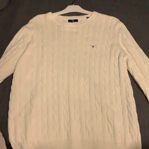 Kavelstickad tröja - Vit