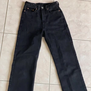 Weekday Jeans -   Superfina Weekday Jeans i modellen Voyage Sitter jättefint! Köpta för drygt en månad sedan Säljer pga får inte mycket användning av dem, nyskick  Köpta för 500kr
