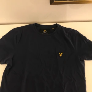 Lyle & scott t-shirt strl S  - Säljer billigt, bra skick och inte använd många gånger 