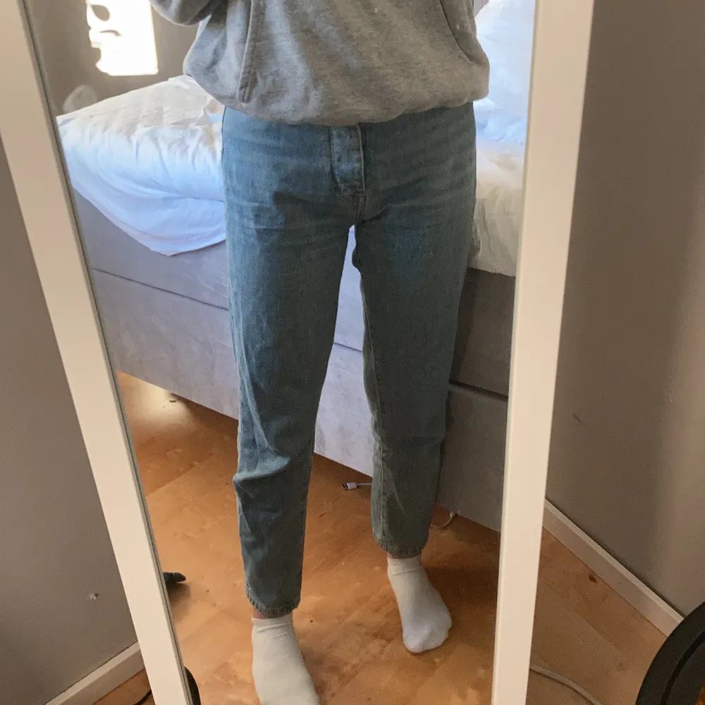 Supersnygga boyfriend jeans från bikbok!! . Jeans & Byxor.