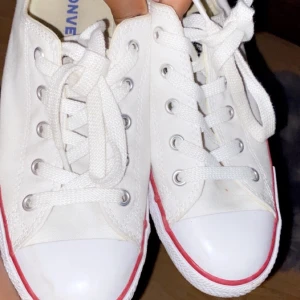 Converse låga  - Säljer mina converse som är låga i storlek 39. Använda ett fåtal gånger!