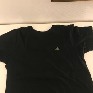 Lacoste T-shirt - Svart Lacoste T-shirt till salu