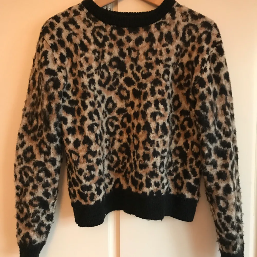 Stickad tröja från Cubus med leopardmönster. St XS passar även S. Köparen står för frakt. Stickat.