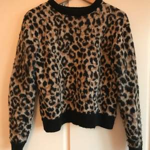 Stickad tröja från Cubus med leopardmönster. St XS passar även S. Köparen står för frakt