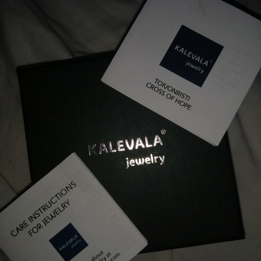 Ett halsband från Kalevala som jag har aldrig använt och endast tagen ur ask max 3 gånger🖤 Original pris på 725sek, min på 500 med frakt inräknat. Kan prata om priset vid snabbt köp + fritt fram och fråga info och bilder! 🖤 Kan också skicka på spårad frakt men då står köparen för det! . Accessoarer.