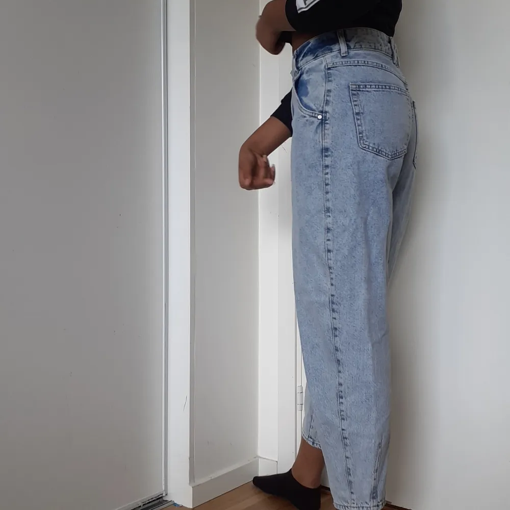 Trendiga jeans från HM storlek 36 för 300kr eller högsta bud på 400kr. Jeans & Byxor.