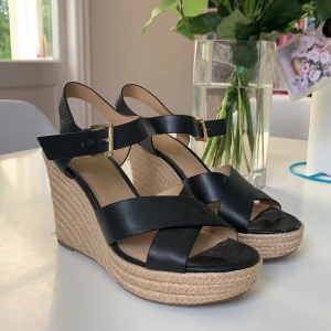 Michael kors - Kilklacksskor storlek 40. Inte alls mycket använda! Köptes för cirka 1500. SKRIV vid intresse. Pris kan variera lite. Kan mötas runt om i centrala Stockholm