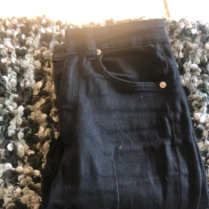 Jeans från nakd  - Jätte fina jeans från nakd med en söm längst benet och slitning där nere, 