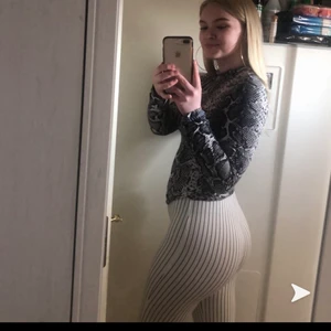 Utsvängda byxor - Randiga utsvängda byxor ifrån ginatricot i Storlek XS! Dom är tyvärr försmå för mig så kommer inte kunna skicka fler bilder när dom sitter på då jag inte kommer in i dom haha! Priset är inklusive frakt 🚚 