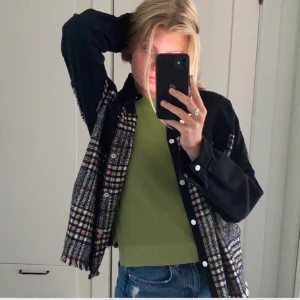 Zara Jacka - Säljer en stört snygg tygjacka ifrån zara! Den är helt slutsåld och i storlek Small. Buda!