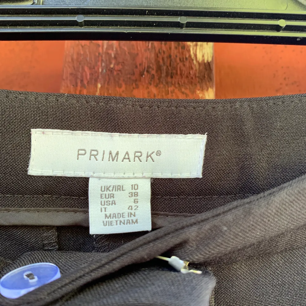 Dem perfekta kostymbyxorna från primark i storlek 38/M. Köpta i primark i london men han tyvärr aldrig använda dem innan dem blev försmå.. det är nyskick på dem!! Betalning sker via swish & kunden står för frakten✨✨✨. Jeans & Byxor.