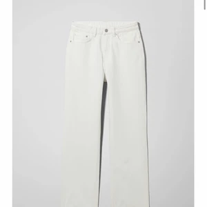 Vita jeans i modell Voyage från Weekday - Köpte dessa snygga jeans här på Plick men tyvärr är dom för små för mig. 150 kr + frakt (obs finns en pytteliten fläck på ena bakfickan från tidigare ägare, dock inget man tänker på) I princip slutsålda online.