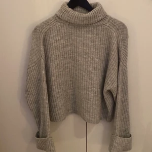 Stickad grå tröja - Säljer denna gråa stickade tröjan från Gina Tricot! Jätte mysig och skönt material🥰Helt oanvänd och som ny! Nypriset är 349 kr.