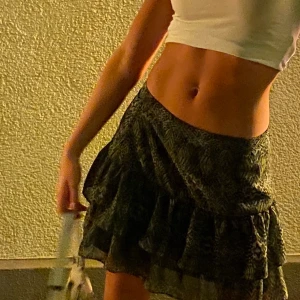 hm kjol - Söt H&M kjol!🤍🤍 pris kan diskuteras! Lite stor i midjan för mig att ha högmidjat (är en xs-s) men funkar super om man vill ha lågmidjat