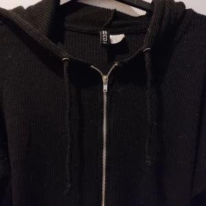 Ribbad hoodie - Luvtröja med ribbat tyg