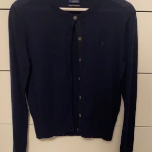 Ralph Lauren - Säljer en kofta från Ralph Lauren som man kan klä sig med ett linne under,storlek liten m, 120kr inklusive frakt