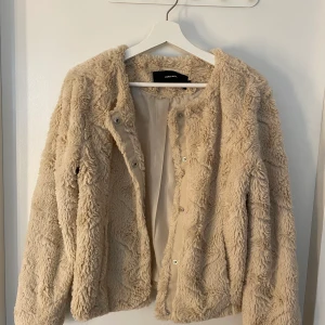 Beige pälsjacka från veromoda  - Beige pälsjacka från veromoda, storlek M. Använd en gång och är som ny.