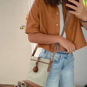 Väska - Den här väskan har många fina detaljer och är helt ny, aldrig använd! 