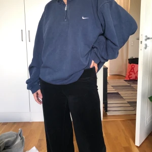 Vintage nike - Supersnygg oversized Nike tröja. Marinblå och storleken är L men passar S-L. Kan mötas eller fraktas (63kr)
