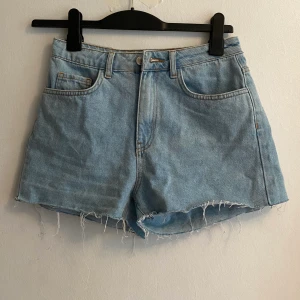 Ljusa jeansshorts från Nakd - Högmidjade jeansshorts från Nakd i storlek 36, 40kr plus 44kr frakt 