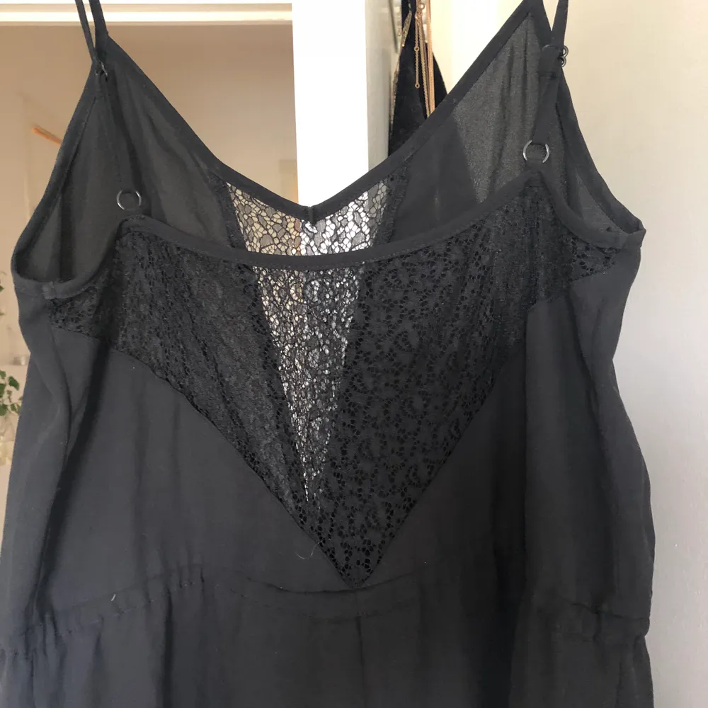 Kort byxdress (playsuit) med fina spetsdetaljer fram och bak. Storlek S från Urban Outfitters. Köparen står för ev fraktkostnad 🧡. Övrigt.